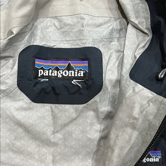 Women's Patagonia rain jacket sz XL - Picture 2 of 4
